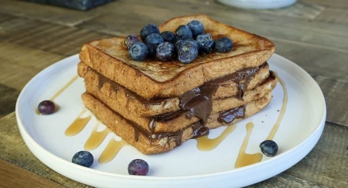 Proteinreicher Schokoladen-Haselnuss French Toast