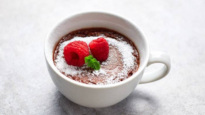 Mug Cake mit geschmolzenem Schokoladen-Kern | Schnelle Desserts für die Mikrowelle