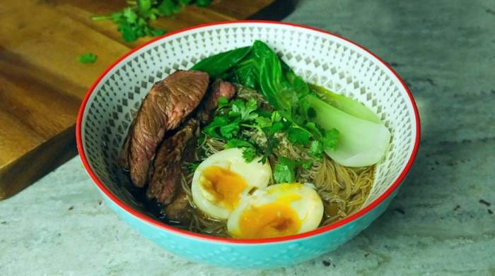 Ramen Nudeln mit Rindfleisch | Japanische Suppe