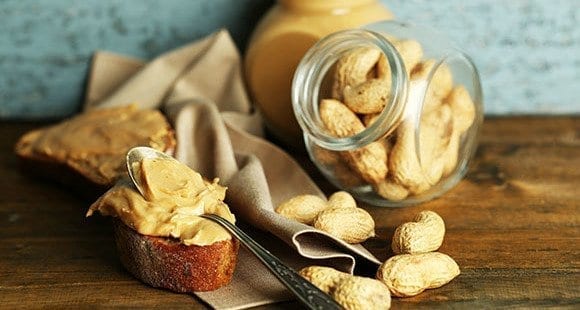 6 gesundheitliche Vorteile von Erdnussbutter & wie du mehr davon in deine tägliche Ernährung unterbringen kannst