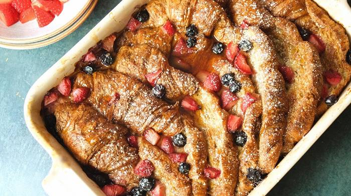 Proteinreicher Croissant French Toast Bake