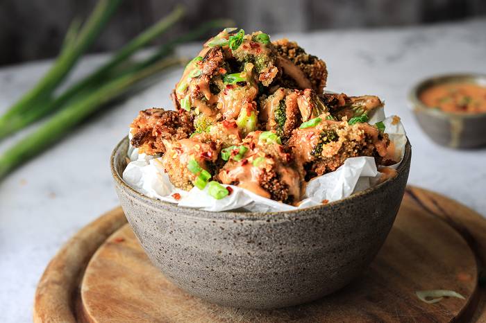 Veganer Knusper-Brokkoli mit Süß-Sauer Dip