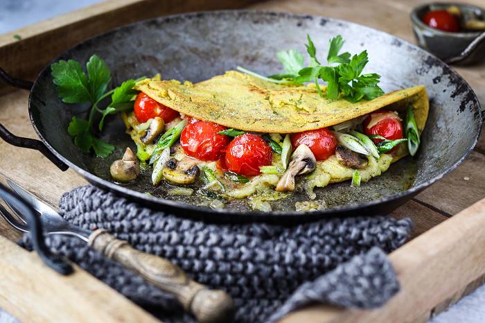 Veganes Käse-Omelette mit Tomaten & Pilzen