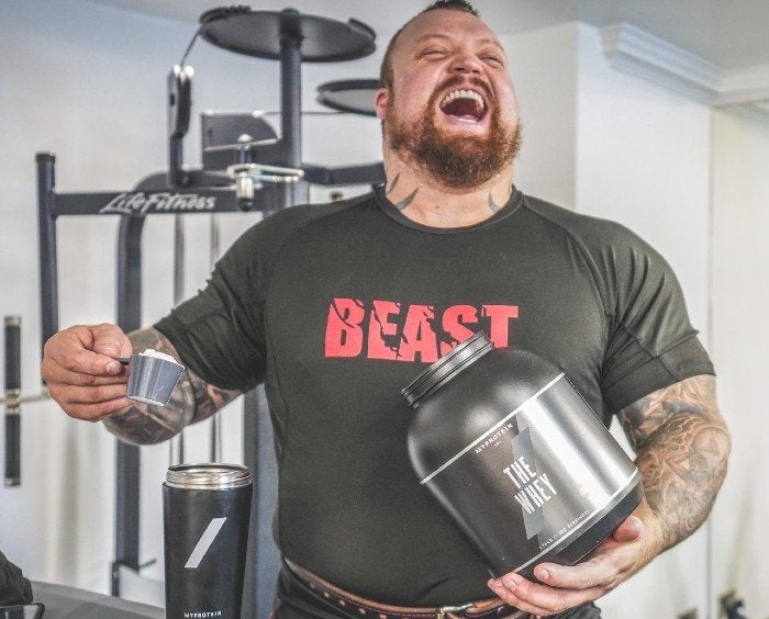 Eddie Hall lässt 200 kg Kurzhantel-Bankdrücken leicht aussehen