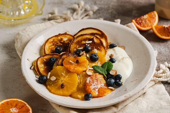 Köstliche Ricotta Protein Pancakes mit Orangen