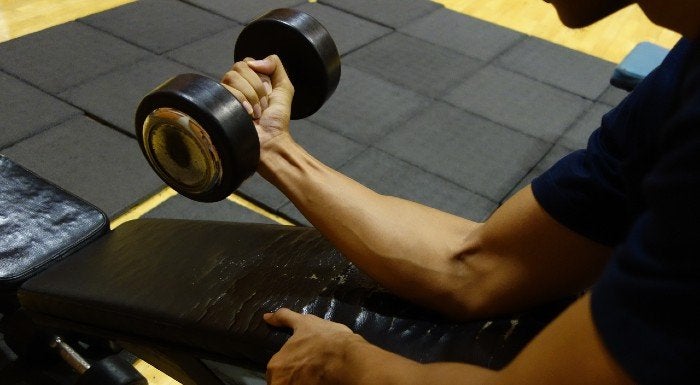 Baue deine Armmuskulatur mit dem Arm-Workout von unserem Personal-Trainer auf