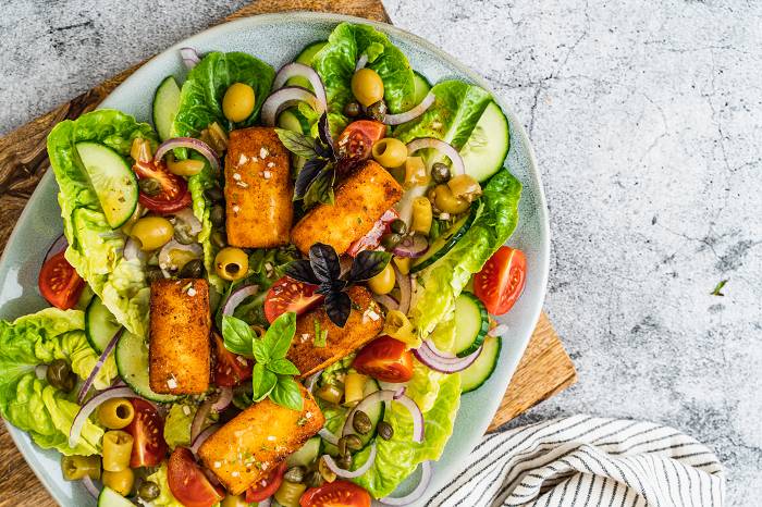 Griechischer Salat mit paniertem Feta