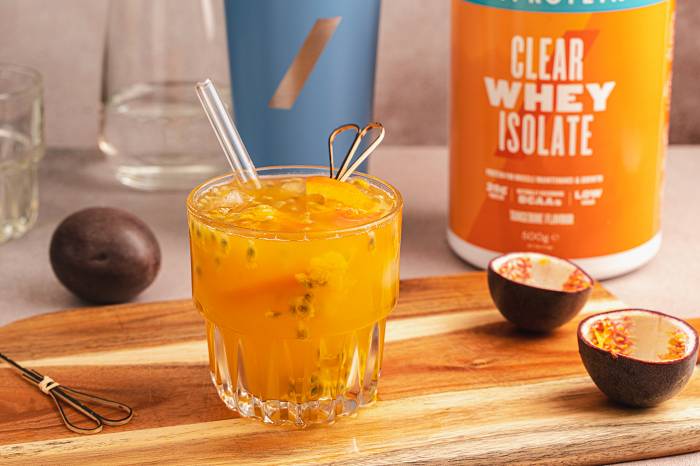 Clear Whey Tangerine Cocktail mit Passionsfrucht