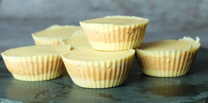 Proteinreiche Peanut Butter Cups mit weißer Schokolade