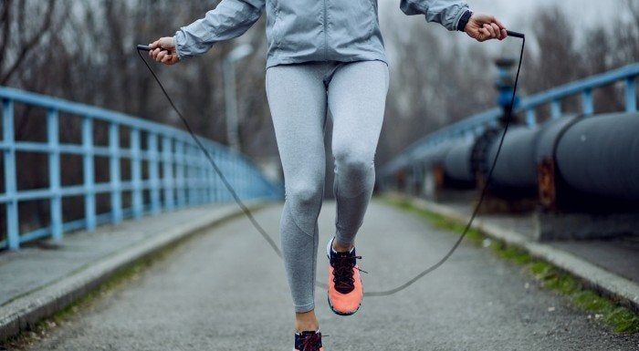 Ejercicios de comba: los 4 mejores entrenamientos para quemar grasa y  ponerte en forma en casa