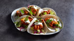 Tacos veganos de coliflor con salsa búfalo | Recetas veganas