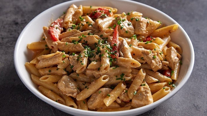 Pasta cremosa con pollo cajún