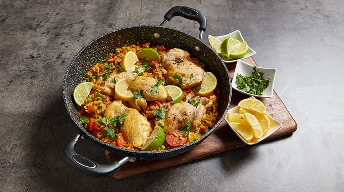 Paella de pollo y chorizo