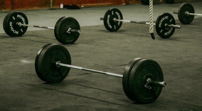 15 ejercicios solo con una barra olímpica y discos para entrenar todo tu  cuerpo