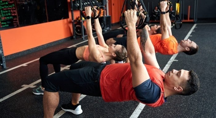 Guía de ejercicios para principiantes del TRX, o sistema de entrenamiento  en suspensión de tu gimnasio