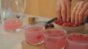 Vasitos de gelatina de frambuesas altos en proteína