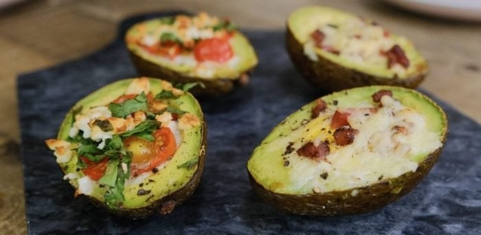 gebakken eieren avocado