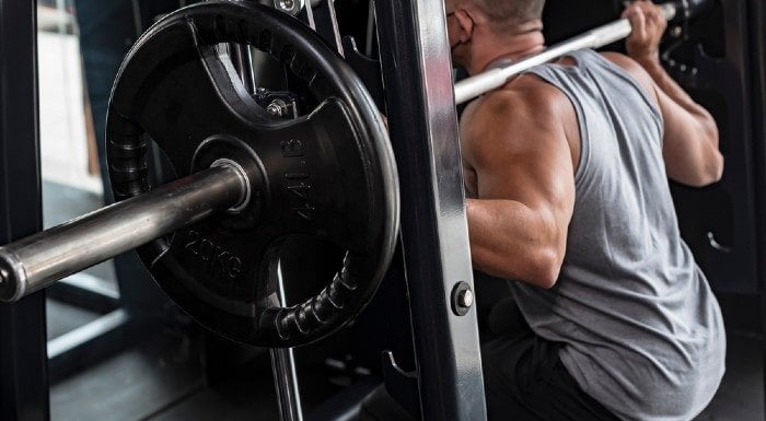 O agachamento Barra Livre é um excelente exercício para a