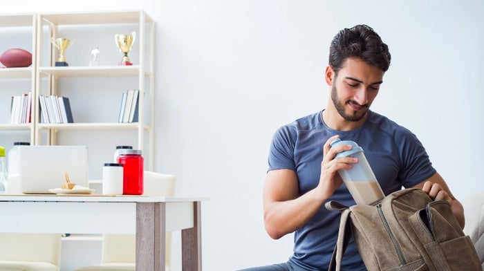 Ragazzo che mette un frullato in borsa