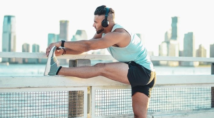 beste supplementen voor gewrichten - man aan het stretchen