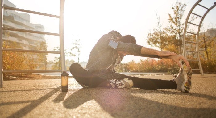 ragazzo che fa stretching al parco