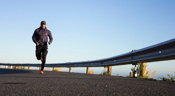 ragazzo che corre per strada