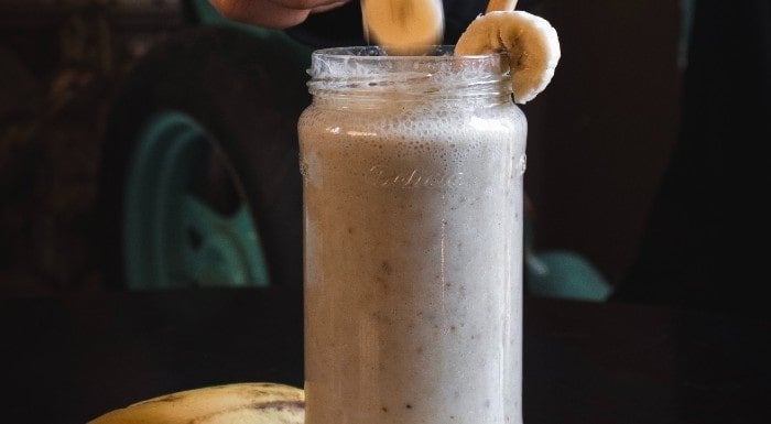 https://static.thcdn.com/images/v2/app/uploads/sites/478/2020/12/peanut-butter-banana-shake-min_1607942614.jpg?width=700