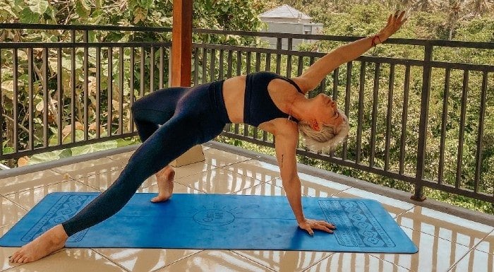 13 posturas de ioga ou postura asana. mulheres se exercitando para  alongamento corporal.