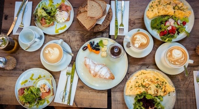 Come distribuire l'apporto proteico dalla colazione al post