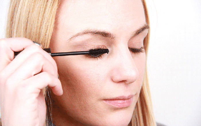 how to apply mascara
