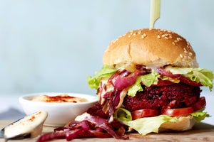 15-Minutowy Wystrzałowy Grillowany Burger Buraczany | Przepis na Buraczane Burgery