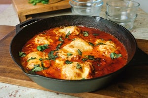 Syrové kurča s paradajkovo-bazalkovou omáčkou | Vynikajúci recept na obed