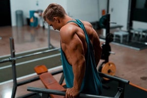 Utveckla armens baksida |  Övningar för triceps långa huvud