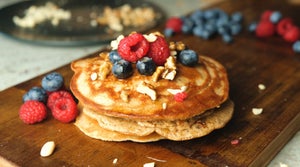 Proteinpannkakor fyllda med jordnötssmör