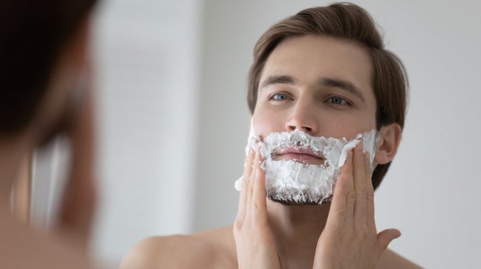 Prevent Maskne: Choose a short beard when wearing the mask | Gillette UK