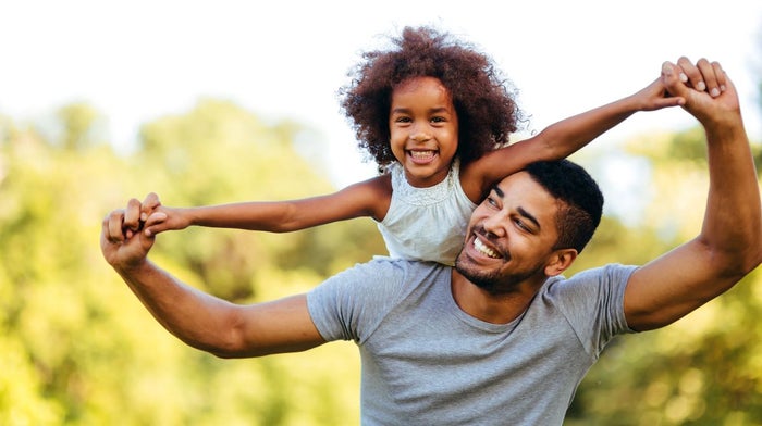 A No.1 dad with his daughter on his shoulders celebrates receiving a good Father’s Day gift | Gillette UK