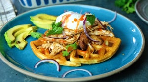 Pulled Chicken & Almond-Flour Waffles | Eiwitrijk Brunch Recept