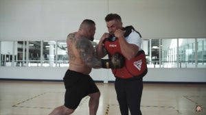 Eddie Hall stompt Ryan Terry met ‘100% kracht