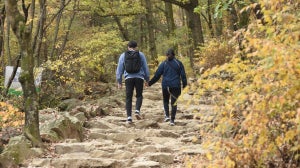 Wandelen met je partner kan je vertragen, zegt een nieuwe studie