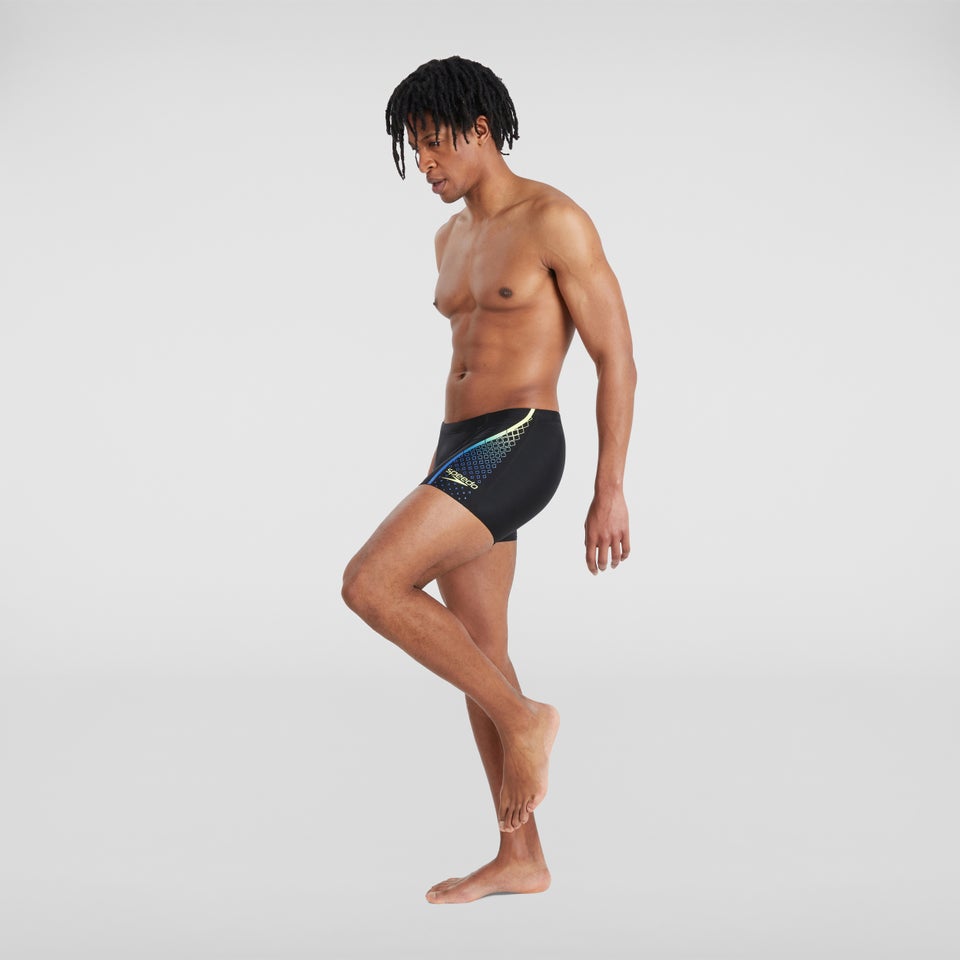 Bedruckte Aquashort mit V-Design Schwarz & Blau für Herren