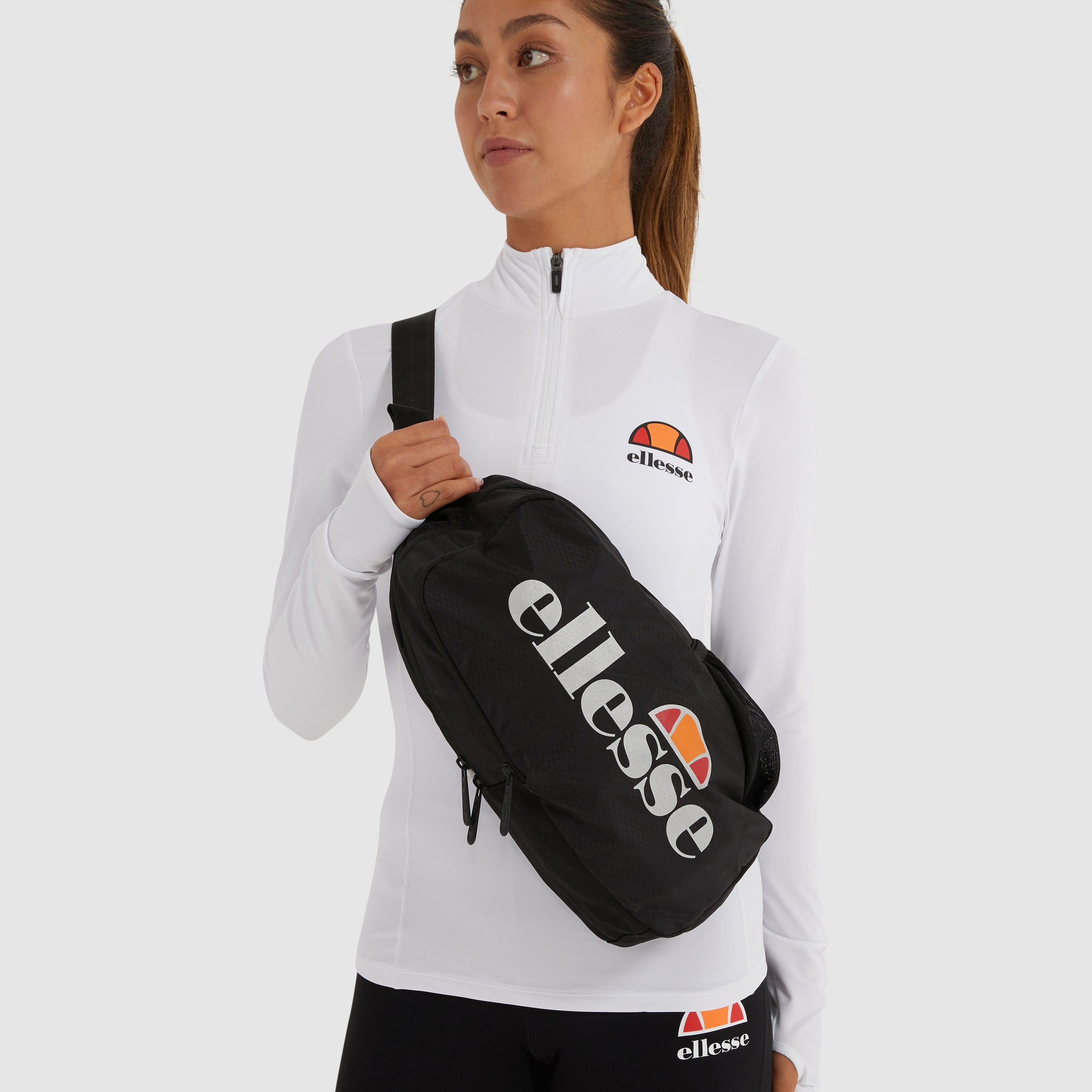 Donalu Drop Bag Black | ellesse UK