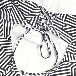 Formender bedruckter asymmetrischer Badeanzug für Damen Schwarz/Weiß