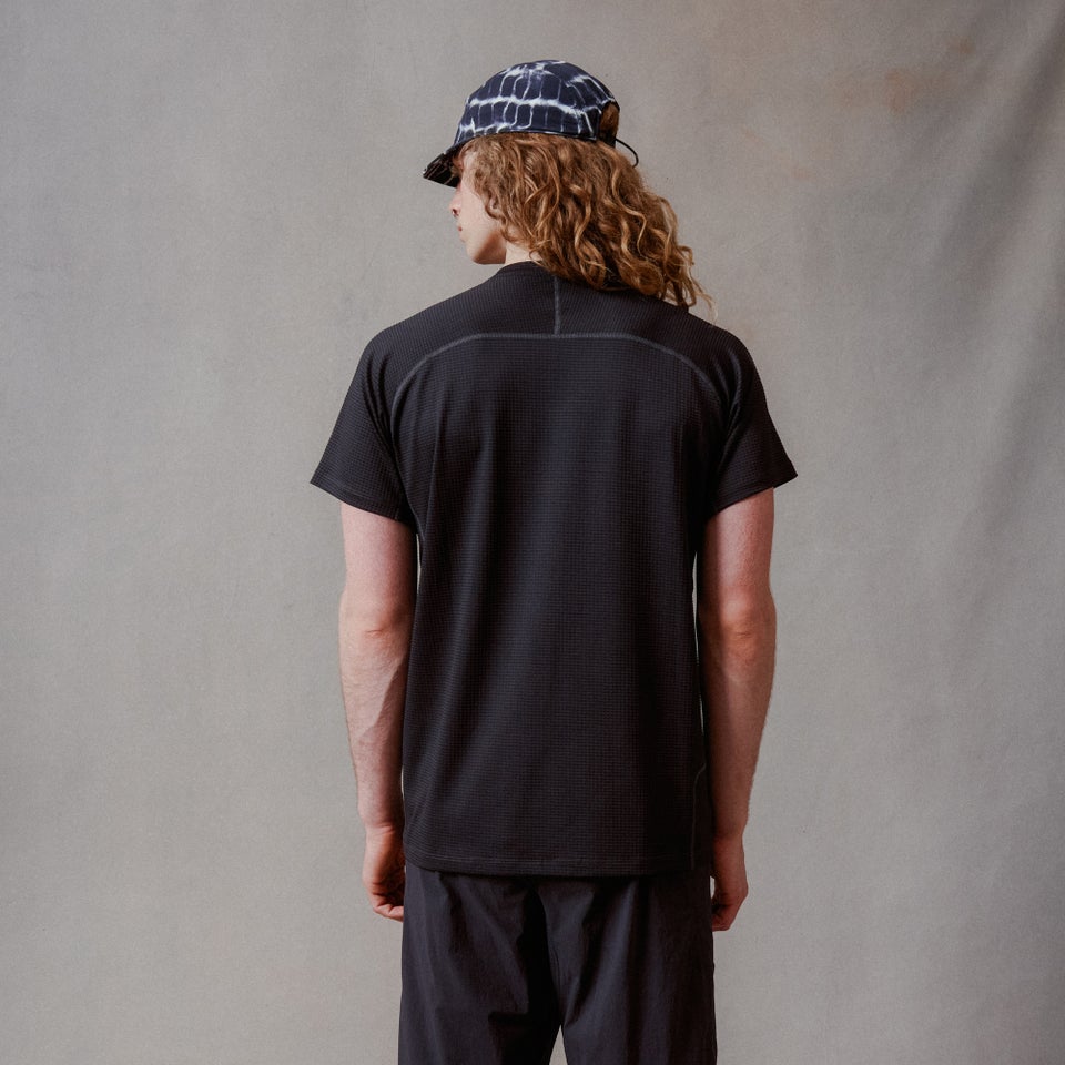 Unisex Corner S/S Tee - Black