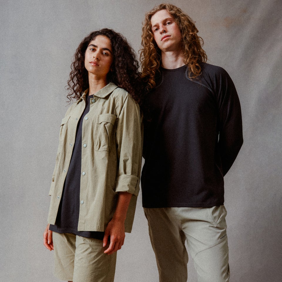 Unisex Corner L/S Tee - Black