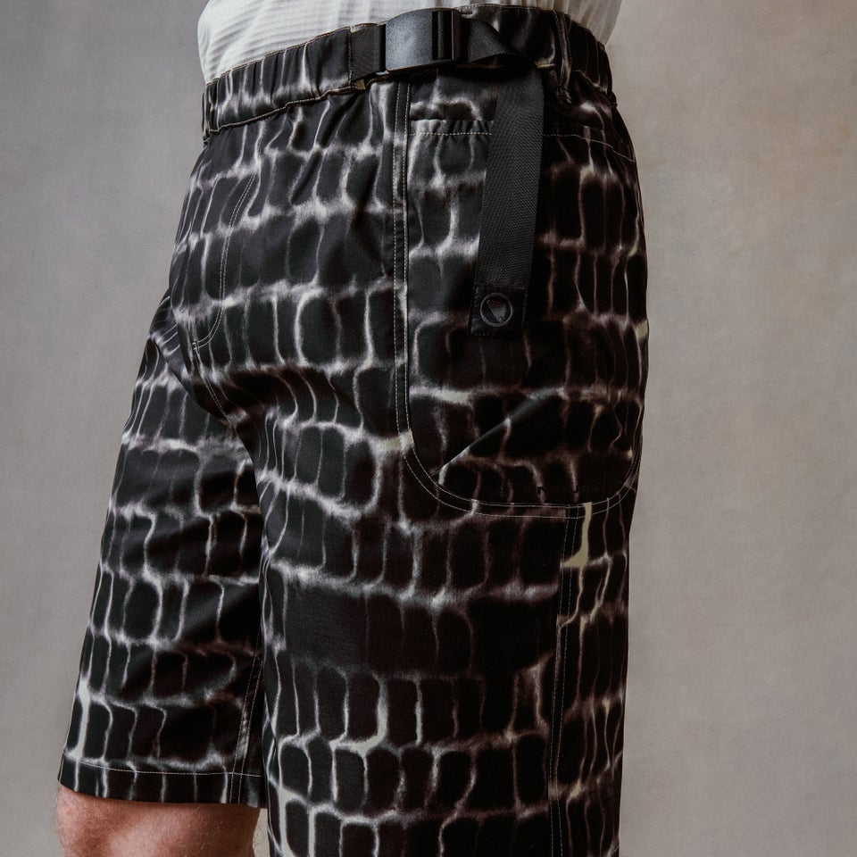 Unisex Corner V Shorts - Black Camo