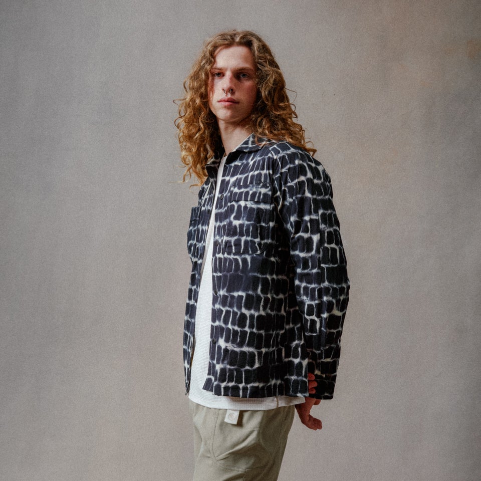 Unisex Abenteuer-Corner-Shirt Schwarz-Camouflage