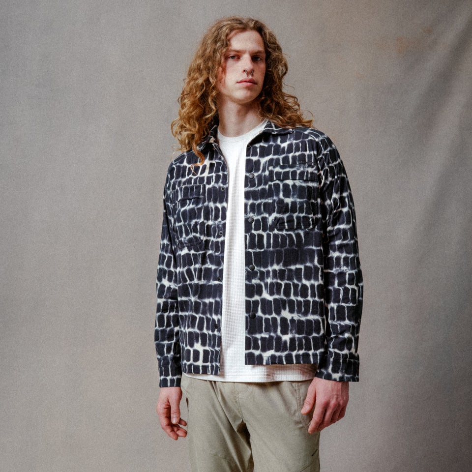 Unisex Abenteuer-Corner-Shirt Schwarz-Camouflage