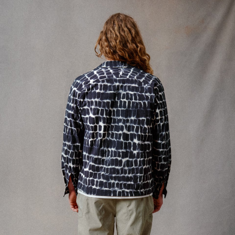 Unisex Abenteuer-Corner-Shirt Schwarz-Camouflage