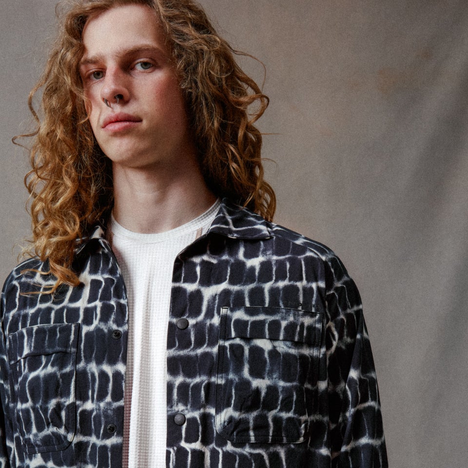 Unisex Abenteuer-Corner-Shirt Schwarz-Camouflage