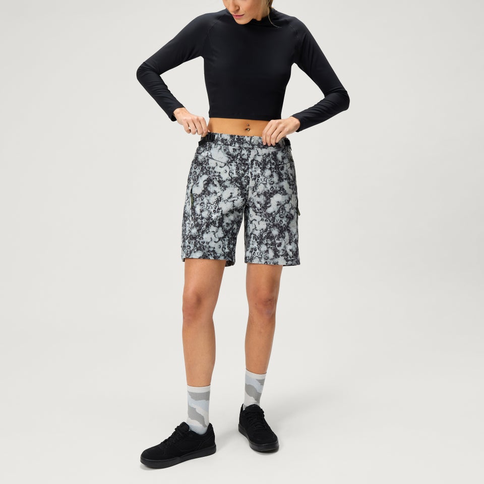 Women's SulTrac Adv 8" Shorts  - Dispersed Floral